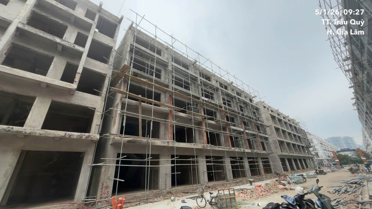 Tiến độ thi công Hanoi Oriental Gia Lâm tháng 01/2026 – các khối nhà thấp tầng đang hoàn thiện phần thô, hình hài khu đô thị dần rõ nét, khẳng định cam kết triển khai đúng lộ trình của chủ đầu tư tại trung tâm Gia Lâm