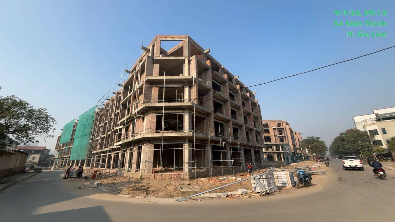 Tiến độ thi công đang được đẩy nhanh, khối nhà thấp tầng dần hoàn thiện hình hài, khẳng định sức hút dự án căn hộ – shophouse trung tâm Gia Lâm.
